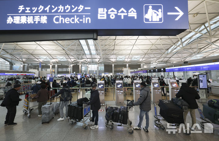 [인천공항=뉴시스] 김근수 기자 = 3일 인천 중구 인천국제공항 제1여객터미널에서 여행객들이 출국 수속을 받고 있다. 2025.12.03. ks@newsis.com
