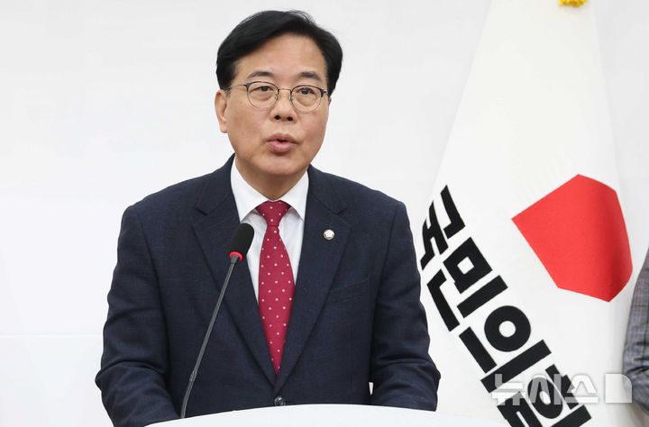 [서울=뉴시스] 조성봉 기자 = 송언석 국민의힘 원내대표가 3일 서울 여의도 국회에서 열린 계엄 1주년 관련 기자간담회에서 발언을 하고 있다. 2025.11.03. suncho21@newsis.com