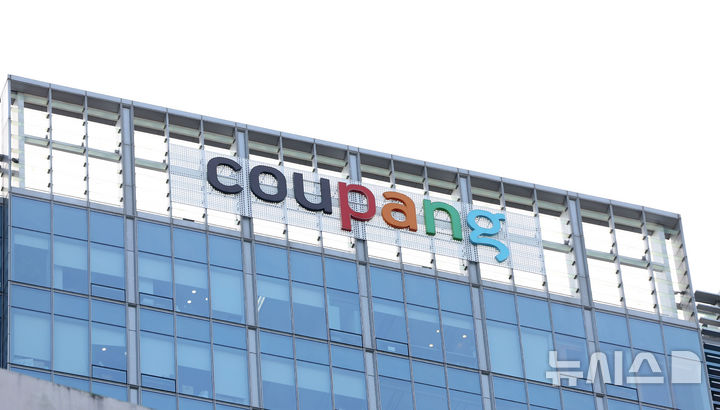 [서울=뉴시스] 김선웅 기자 = 쿠팡 3370만명 규모 개인정보 유출사고가 외부 해킹 등의 피해가 아닌 허술한 내부관리체계로 인해 발생한 것으로 밝혀진 가운데 정부가 1조원 이상의 과징금을 부과할 가능성이 거론되고 있다. 한편 개인정보 유출사고 인지 후 쿠팡 주요 임원 두 명이 주식을 매도했다는 논란과 관련해서는 매도 시점이 개인정보 유출 사고 이전인 지난해 12월, 올해 10월로 이번 사고와는 관계없이 사전 계획된 매도라는 것이 쿠팡의 입장이다. 사진은 3일 서울 송파구 쿠팡 본사의 모습. 2025.12.03. mangusta@newsis.com
