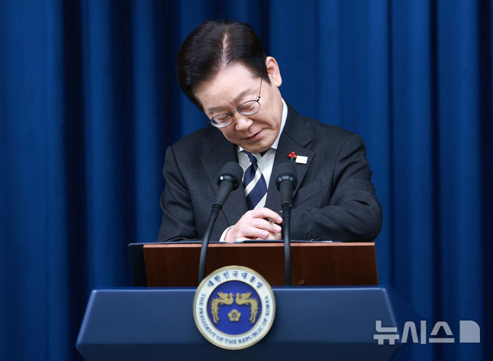 [서울=뉴시스] 고범준 기자 = 이재명 대통령이 3일 서울 용산 대통령실 청사에서 '빛의 혁명 1주년, 대통령 대국민 특별성명' 발표를 마치고 시계를 보고 있다. 2025.12.03. bjko@newsis.com