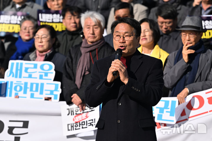 [광주=뉴시스] 이영주 기자 = 강기장 광주시장이 3일 오전 광주 동구 5·18민주광장에서 열린 내란외환종식과 사회대개혁을 염원하는 광주공동체의 기자회견에 참여해 발언하고 있다. 2025.12.03. leeyj2578@newsis.com