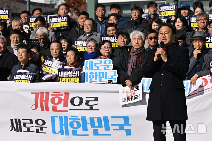 [광주=뉴시스] 이영주 기자 = 강기장 광주시장이 3일 오전 광주 동구 5·18민주광장에서 열린 내란외환종식과 사회대개혁을 염원하는 광주공동체의 기자회견에 참여해 발언하고 있다. 2025.12.03. leeyj2578@newsis.com