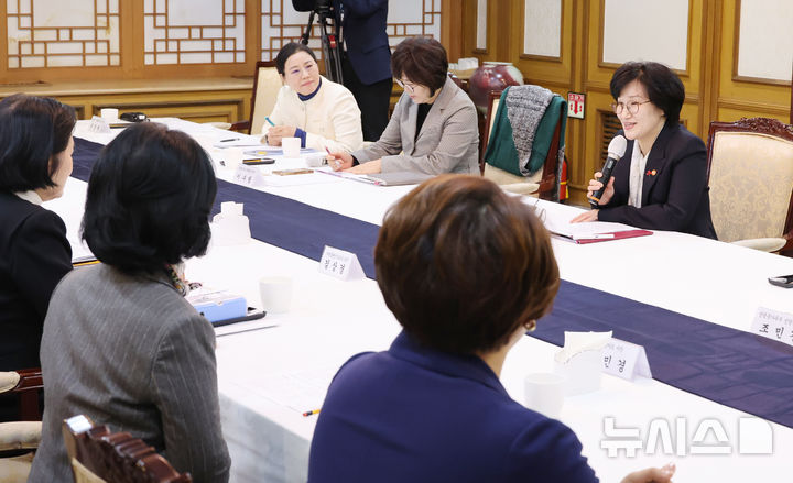 [서울=뉴시스] 김명원 기자 = 원민경 성평등가족부 장관이 지난해 12월 3일 오전 서울 종로구 정부서울청사에서 열린 여성 금융인 네트워크 현장소통 간담회에 참석해 인사말을 하고 있다. 2025.12.03. kmx1105@newsis.com