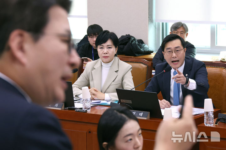 [서울=뉴시스] 김금보 기자 = 성추행 의혹에 대해 경찰 조사를 받는 장경태 더불어민주당 의원이 3일 서울 여의도 국회에서 열린 전체회의에서 신동욱 국민의힘 의원의 관련 발언에 대해 항의하고 있다. 2025.12.03. kgb@newsis.com