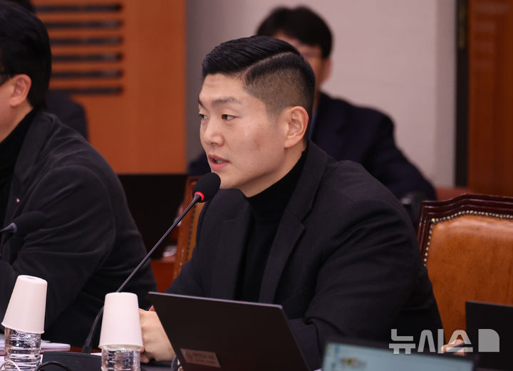 [서울=뉴시스] 김금보 기자 = 국회 법제사법위원회에 보임된 김재섭 국민의힘 의원이 지난 3일 서울 여의도 국회에서 열린 전체회의에서 인사말을 하고 있다. 2025.12.03. kgb@newsis.com