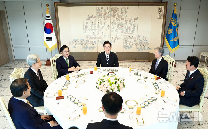 [서울=뉴시스] 고범준 기자 = 이재명 대통령이 3일 서울 용산 대통령실 청사에서 열린 5부 요인 초청 오찬에서 발언하고 있다. (대통령실통신사진기자단) 2025.12.03. bjko@newsis.com