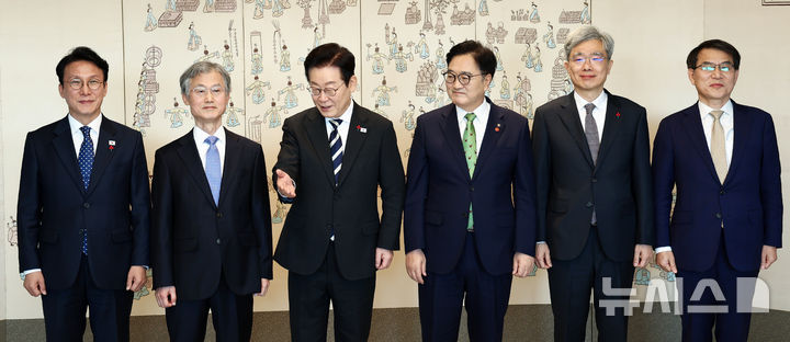 서울=뉴시스] 고범준 기자 = 이재명 대통령이 3일 서울 용산 대통령실 청사에서 열린 5부 요인 초청 오찬에서 기념촬영을 마치고 자리 안내를 하고 있다. 왼쪽부터 김민석 국무총리, 조희대 대법원장, 이 대통령, 우원식 국회의장, 김상환 헌법재판소장, 노태악 중앙선거관리위원장. (대통령실통신사진기자단) 2025.12.03. bjko@newsis.com