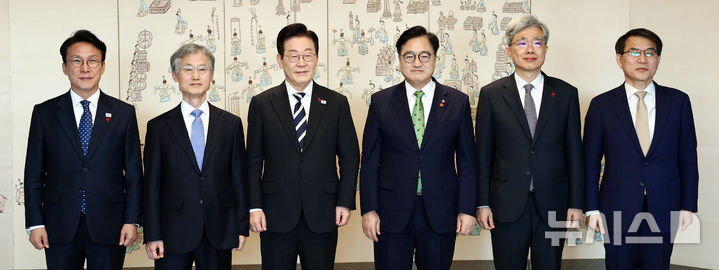 서울=뉴시스] 고범준 기자 = 이재명 대통령이 3일 서울 용산 대통령실 청사에서 열린 5부 요인 초청 오찬에서 기념촬영을 하고 있다.  왼쪽부터 김민석 국무총리, 조희대 대법원장, 이 대통령, 우원식 국회의장, 김상환 헌법재판소장, 노태악 중앙선거관리위원장. (대통령실통신사진기자단) 2025.12.03. bjko@newsis.com