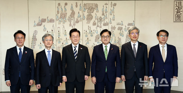 서울=뉴시스] 고범준 기자 = 이재명 대통령이 3일 서울 용산 대통령실 청사에서 열린 5부 요인 초청 오찬에서 기념촬영을 하고 있다.  왼쪽부터 김민석 국무총리, 조희대 대법원장, 이 대통령, 우원식 국회의장, 김상환 헌법재판소장, 노태악 중앙선거관리위원장. (대통령실통신사진기자단) 2025.12.03. bjko@newsis.com