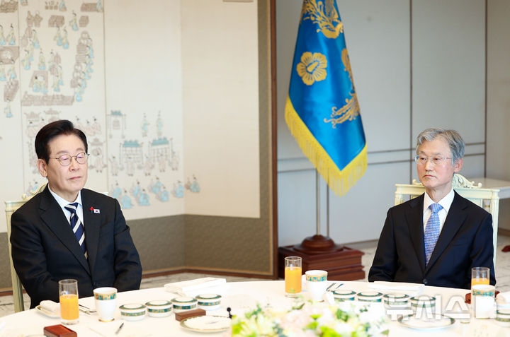 [서울=뉴시스] 조희대 대법원장이 18일 손봉기(60·사법연수원 22기) 대구지법 부장판사와 김성수(57·24기) 서울고법 부장판사를 신임 대법관 후보로 제청하면서 인선까지 순탄하게 이뤄질지 주목된다. 이재명 대통령과 조 대법원장이 지난해 12월 3일 서울 용산 대통령실 청사에서 열린 5부 요인 초청 오찬에 참석한 모습. (사진=대통령실통신사진기자단). 2026.08.18. photo@newsis.com 