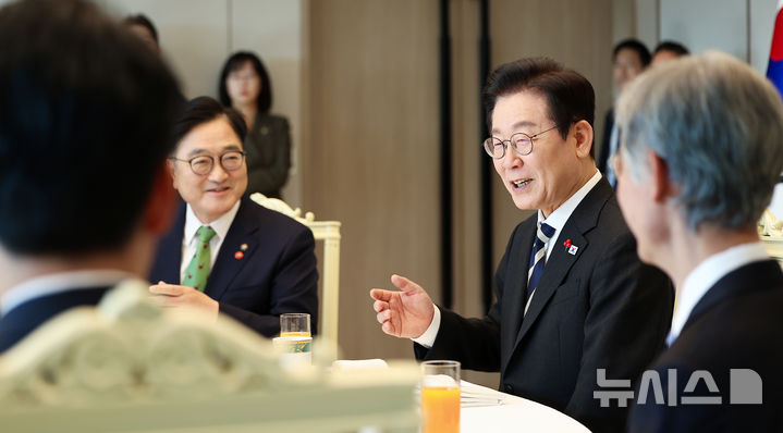 [서울=뉴시스] 고범준 기자 = 이재명 대통령이 3일 서울 용산 대통령실 청사에서 열린 5부 요인 초청 오찬에서 발언하고 있다. (대통령실통신사진기자단) 2025.12.03. bjko@newsis.com