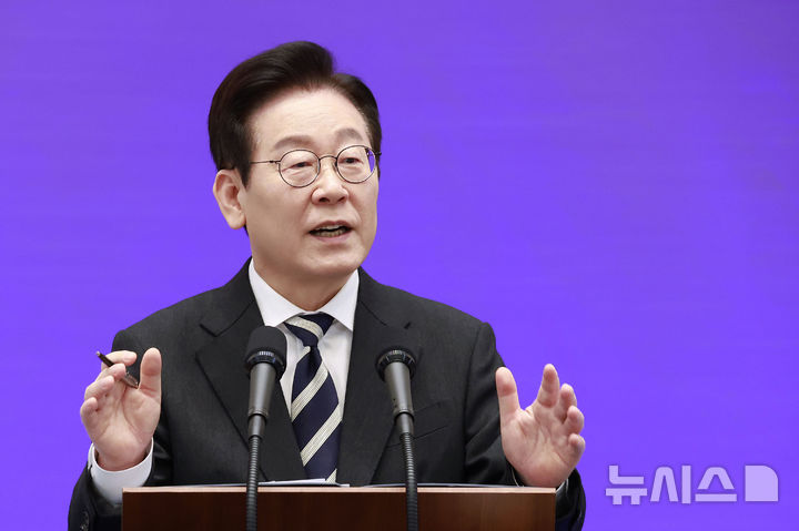 [서울=뉴시스] 최동준 기자 = 이재명 대통령이 3일 청와대 영빈관에서 열린 '새롭게 선 민주주의, 그 1년' 외신 기자회견에서 질문에 답변하고 있다. 2025.12.03. photocdj@newsis.com