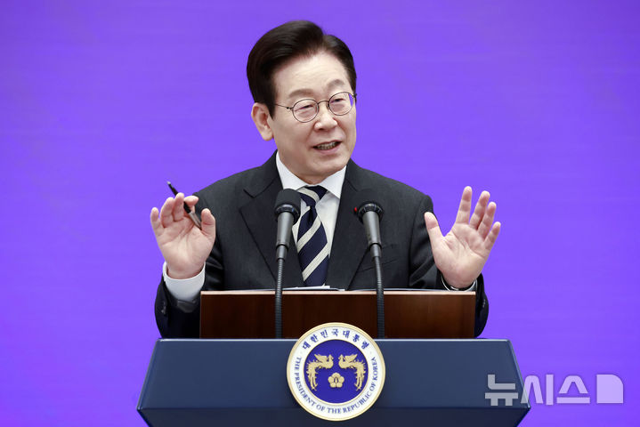 [서울=뉴시스] 최동준 기자 = 이재명 대통령이 3일 청와대 영빈관에서 열린 '새롭게 선 민주주의, 그 1년' 외신 기자회견에서 질문에 답변하고 있다. 2025.12.03. photocdj@newsis.com