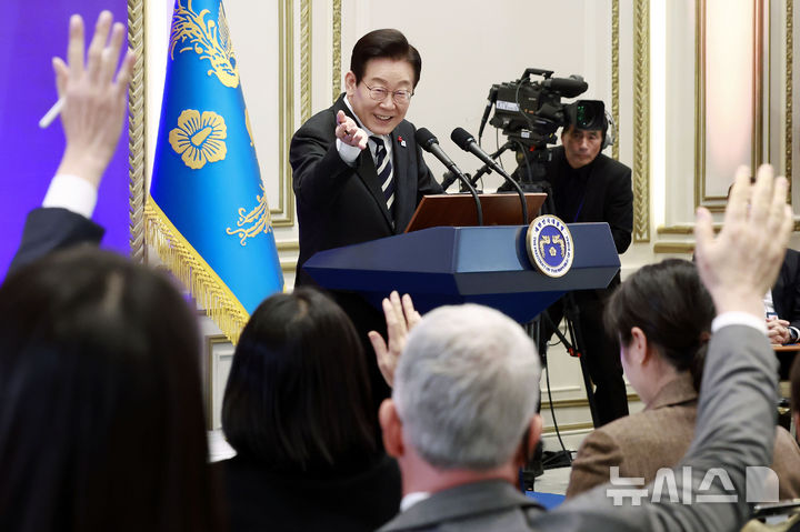 [서울=뉴시스] 최동준 기자 = 이재명 대통령이 3일 청와대 영빈관에서 열린 '새롭게 선 민주주의, 그 1년' 외신 기자회견에서 질문을 받고 있다. 2025.12.03. photocdj@newsis.com