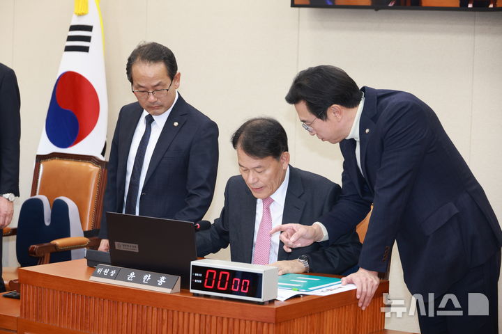 [서울=뉴시스] 고승민 기자 = 국회 정무위원회 윤한홍 위원장과 강준현 더불어민주당 간사, 강민국 국민의힘 간사가 3일 서울 여의도 국회에서 열린 정무위원회의 쿠팡 개인정보 유출 관련 현안질의에서 대화하고 있다. 2025.12.03. kkssmm99@newsis.com