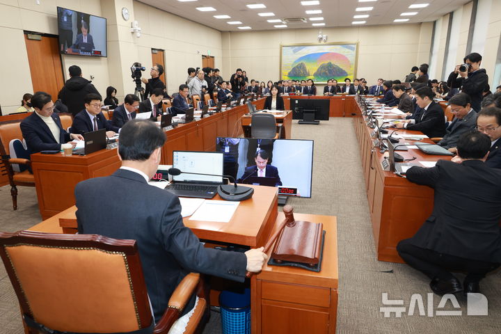 [서울=뉴시스] 고승민 기자 = 윤한홍 국회 정무위원장이 3일 서울 여의도 국회에서 정무위원회의 쿠팡 개인정보 유출 관련 현안질의를 개의하고 있다. 2025.12.03. kkssmm99@newsis.com