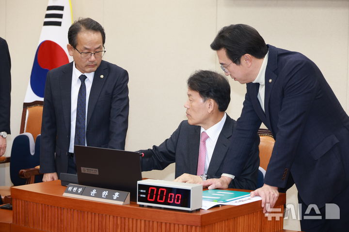 [서울=뉴시스] 고승민 기자 = 국회 정무위원회 윤한홍 위원장과 강준현 더불어민주당 간사, 강민국 국민의힘 간사가 3일 서울 여의도 국회에서 열린 정무위원회의 쿠팡 개인정보 유출 관련 현안질의에서 대화하고 있다. 2025.12.03. kkssmm99@newsis.com