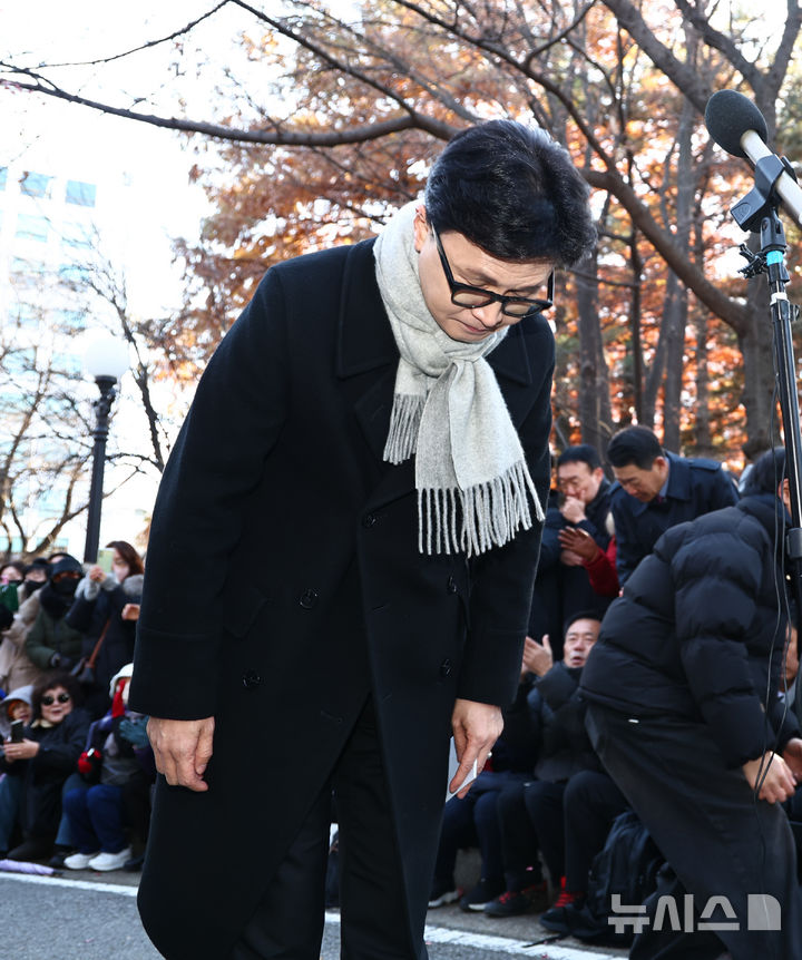 [서울=뉴시스] 김명년 기자 = 한동훈 국민의힘 전 대표가 3일 오후 서울 여의도 국회 경내에서 열린 12.3 비상계엄 1주년 기자회견에서 고개 숙여 사과하고 있다. 2025.12.03. kmn@newsis.com