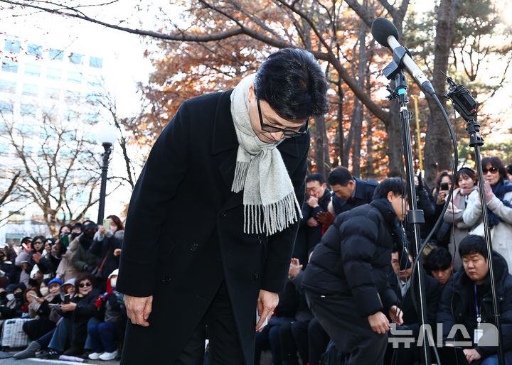 [서울=뉴시스] 김명년 기자 = 한동훈 국민의힘 전 대표가 3일 오후 서울 여의도 국회 경내에서 열린 12.3 비상계엄 1주년 기자회견에서 고개 숙여 사과하고 있다. 2025.12.03. kmn@newsis.com
