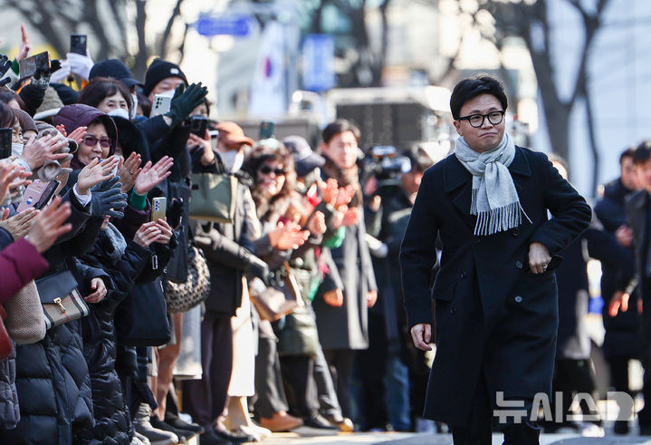 [서울=뉴시스] 김명년 기자 = 한동훈 국민의힘 전 대표가 3일 오후 서울 여의도 국회 경내에서 12.3 비상계엄 1주년 기자회견을 하고 위해 이동하고 있다. 2025.12.03. kmn@newsis.com
