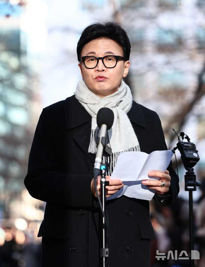 [서울=뉴시스] 김명년 기자 = 한동훈 국민의힘 전 대표가 3일 오후 서울 여의도 국회 경내에서 열린 12.3 비상계엄 1주년 기자회견에서 발언하고 있다. 2025.12.03. kmn@newsis.com