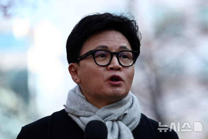 [서울=뉴시스] 김명년 기자 = 한동훈 국민의힘 전 대표가 지난 3일 오후 서울 여의도 국회 경내에서 열린 12.3 비상계엄 1주년 기자회견에서 발언하고 있다. 2025.12.03. kmn@newsis.com