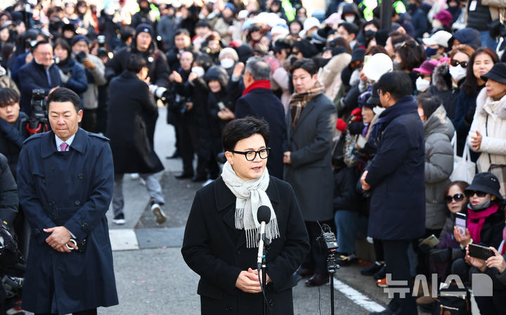 [서울=뉴시스] 김명년 기자 = 한동훈 국민의힘 전 대표가 3일 오후 서울 여의도 국회 경내에서 열린 12.3 비상계엄 1주년 기자회견에서 발언하고 있다. 2025.12.03. kmn@newsis.com