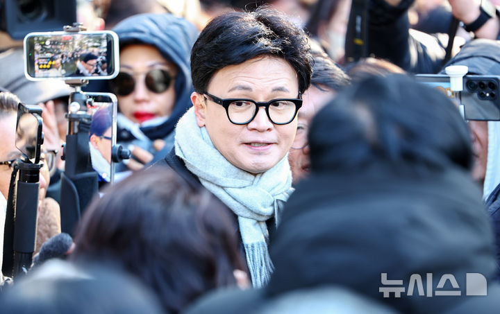 [서울=뉴시스] 김명년 기자 = 한동훈 국민의힘 전 대표가 3일 오후 서울 여의도 국회 경내에서 열린 12.3 비상계엄 1주년 기자회견에서 발언을 마치고 이동하고 있다. 2025.12.03. kmn@newsis.com