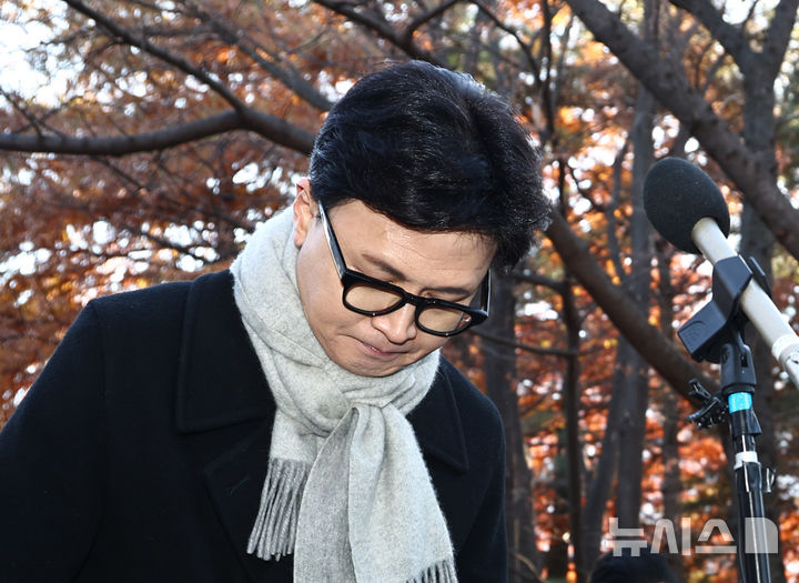 [서울=뉴시스] 김명년 기자 = 한동훈 국민의힘 전 대표가 3일 오후 서울 여의도 국회 경내에서 열린 12.3 비상계엄 1주년 기자회견에서 고개 숙여 사과하고 있다. 2025.12.03. kmn@newsis.com