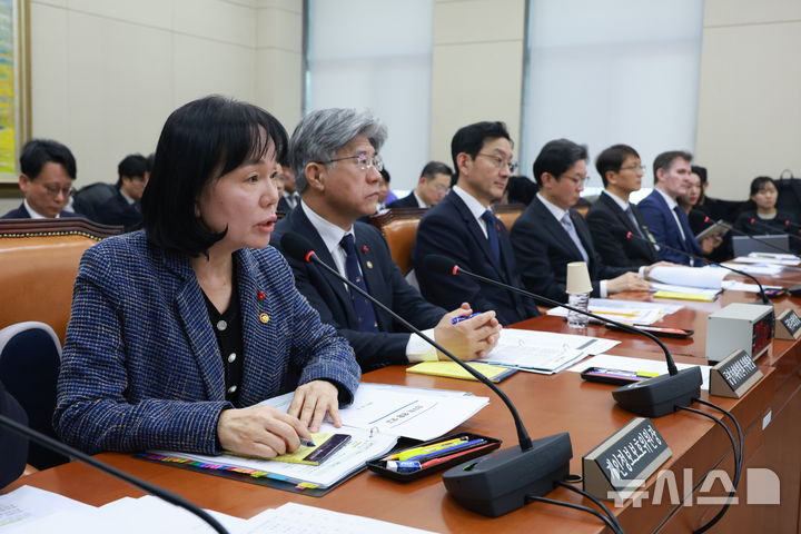 [서울=뉴시스] 고승민 기자 = 송경희 개인정보보호위원장이 3일 서울 여의도 국회에서 열린 정무위원회의 쿠팡 개인정보 유출 관련 현안질의에서 의원 질의에 답하고 있다. 2025.12.03. kkssmm99@newsis.com