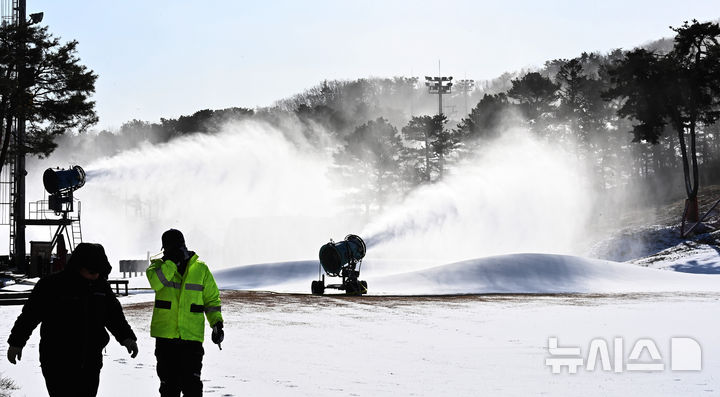 [이천=뉴시스] 김종택기자 = 전국 곳곳에 한파특보가 발효된 3일 경기 이천시 마장면 지산스키장 슬로프에서 제설기가 눈을 살포하고 있다. 2025.12.03. jtk@newsis.com