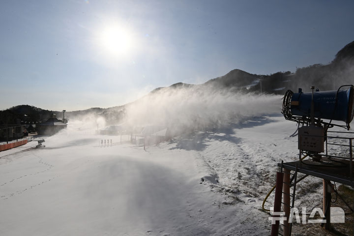 [이천=뉴시스] 김종택기자 = 전국 곳곳에 한파특보가 발효된 3일 경기 이천시 마장면 지산스키장 슬로프에서 제설기가 눈을 살포하고 있다. 2025.12.03. jtk@newsis.com