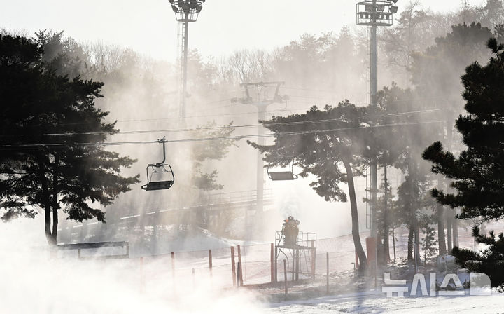 [이천=뉴시스] 김종택기자 = 전국 곳곳에 한파특보가 발효된 3일 경기 이천시 마장면 지산스키장 슬로프에서 제설기가 눈을 살포하고 있다. 2025.12.03. jtk@newsis.com