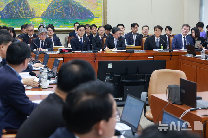 [서울=뉴시스] 고승민 기자 = 박대준 쿠팡 대표이사가 3일 서울 여의도 국회에서 열린 정무위원회의 쿠팡 개인정보 유출 관련 현안질의에서 의원 질의에 답하고 있다. 2025.12.03. kkssmm99@newsis.com