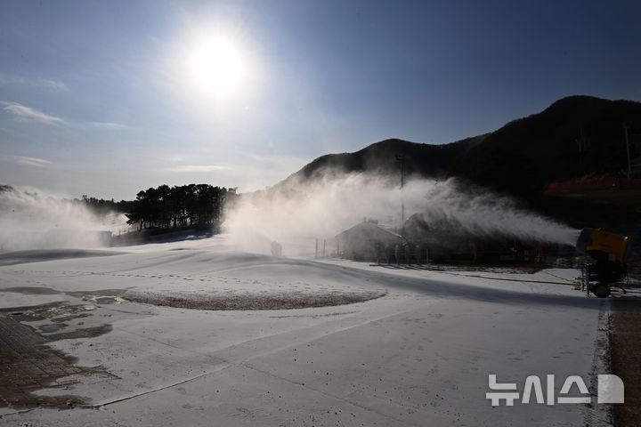 [이천=뉴시스] 김종택기자 = 전국 곳곳에 한파특보가 발효된 3일 경기 이천시 마장면 지산스키장 슬로프에서 제설기가 눈을 살포하고 있다. 2025.12.03. jtk@newsis.com