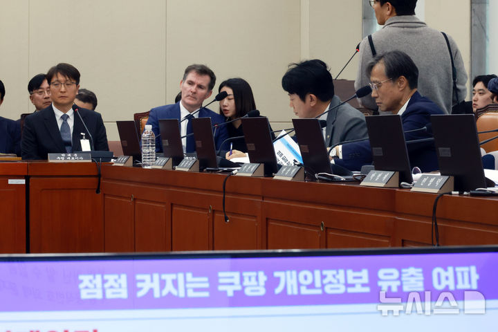 [서울=뉴시스] 고승민 기자 = 박대준 쿠팡 대표이사가 3일 서울 여의도 국회에서 열린 정무위원회의 쿠팡 개인정보 유출 관련 현안질의에서 의원 질의를 듣고 있다. 2025.12.03. kkssmm99@newsis.com