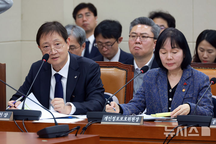 [서울=뉴시스] 고승민 기자 = 이찬진 금융감독원장이 3일 서울 여의도 국회에서 열린 정무위원회의 쿠팡 개인정보 유출 관련 현안질의에서 의원 질의에 답하고 있다. 2025.12.03. kkssmm99@newsis.com