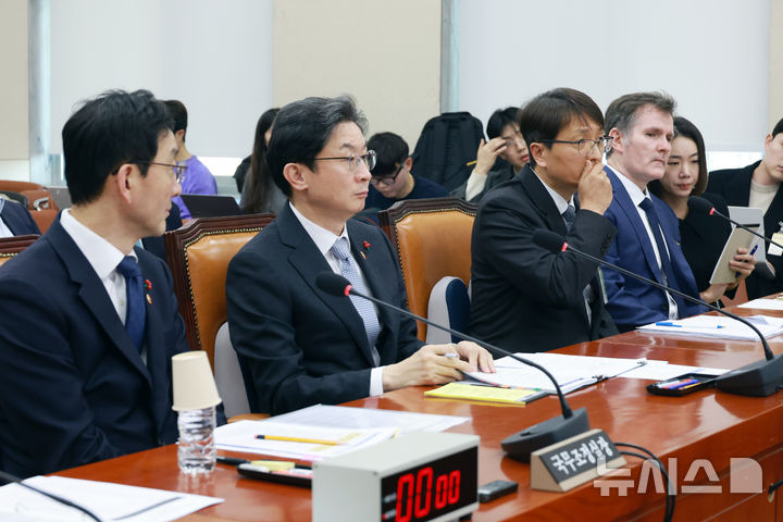 [서울=뉴시스] 고승민 기자 = 박대준 쿠팡 대표이사가 3일 서울 여의도 국회에서 열린 정무위원회의 쿠팡 개인정보 유출 관련 현안질의에서 얼굴을 만지고 있다. 2025.12.03. kkssmm99@newsis.com