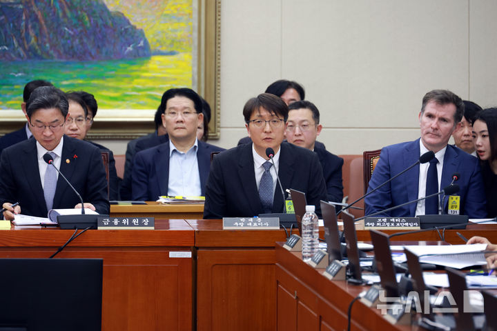 [서울=뉴시스] 고승민 기자 = 박대준 쿠팡 대표이사가 3일 서울 여의도 국회에서 열린 정무위원회의 쿠팡 개인정보 유출 관련 현안질의에서 의원 질의에 답하고 있다. 2025.12.03. kkssmm99@newsis.com