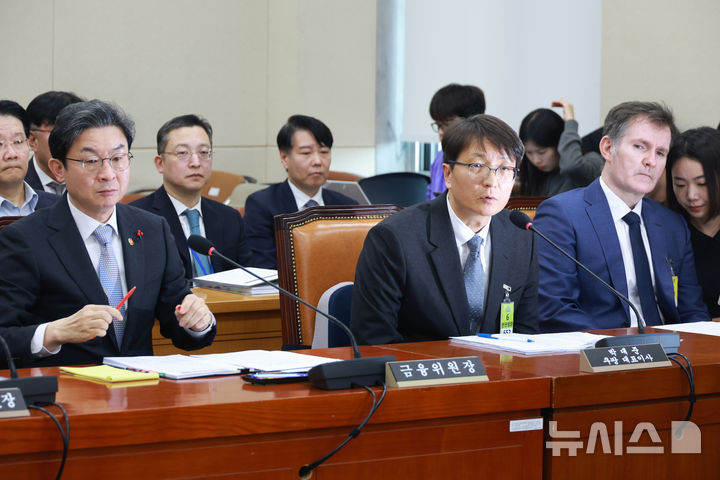 [서울=뉴시스] 고승민 기자 = 박대준 쿠팡 대표이사가 3일 서울 여의도 국회에서 열린 정무위원회의 쿠팡 개인정보 유출 관련 현안질의에서 의원 질의에 답하고 있다. 2025.12.03. kkssmm99@newsis.com