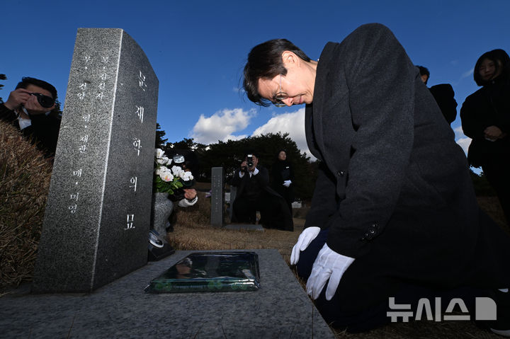 [광주=뉴시스] 이영주 기자 = 국민의힘 조경태 국회의원이 3일 오후 광주 북구 운정동 국립5·18민주묘지를 찾아 한강 작가의 소설 '소년이온다' 속 주인공 동호의 실존 인물인 고(故) 문재학 열사의 묘소를 참배하고 있다. 2025.12.03. leeyj2578@newsis.com