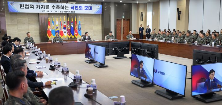 [서울=뉴시스] 안규백 국방부 장관이 3일 서울 용산 국방부 대회의실에서 열린 전군주요지휘관회의에 참석해 발언하고 있다. (사진=국방부 제공) 2025.12.03. photo@newsis.com *재판매 및 DB 금지