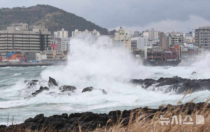 [제주=뉴시스] 우장호 기자 = 기상이 악화한 3일 오후 제주시 용담2동 해안가에 강한 바람과 큰 파도가 몰아치고 있다.기상청에 따르면 풍랑특보가 발효된 제주도 앞바다에는 4일 오전까지 물결이 최대 4.0m 내외로 매우 높게 일겠다. 2025.12.03. woo1223@newsis.com