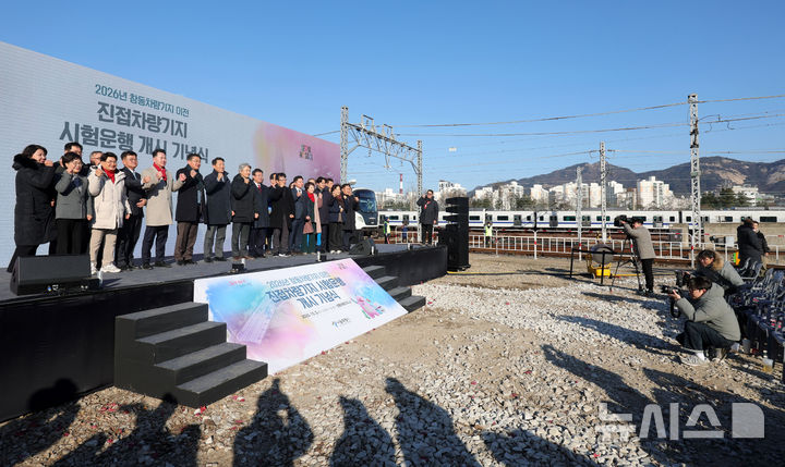 [서울=뉴시스] 홍효식 기자 = 오세훈 서울시장이 3일 오후 서울 노원구 창동차량기지에서 진접차량기지 시험운행 개시 기념식에 참석해 내빈들과 기념촬영하고 있다. 2025.12.03. yesphoto@newsis.com