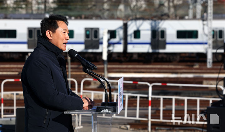 [서울=뉴시스] 홍효식 기자 = 오세훈 서울시장이 3일 오후 서울 노원구 창동차량기지에서 진접차량기지 시험운행 개시 기념식에 참석해 기념사하고 있다. 2025.12.03. yesphoto@newsis.com