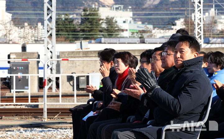 [서울=뉴시스] 홍효식 기자 = 오세훈 서울시장이 3일 오후 서울 노원구 창동차량기지에서 진접차량기지 시험운행 개시 기념식에 참석해 박수치고 있다. 2025.12.03. yesphoto@newsis.com