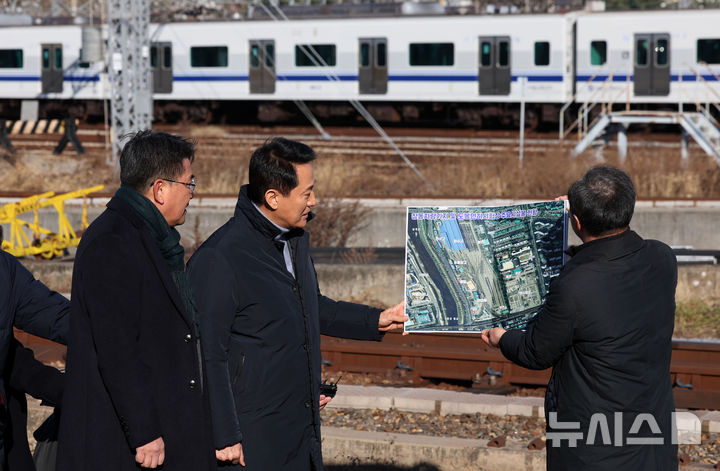 [서울=뉴시스] 홍효식 기자 = 오세훈 서울시장이 3일 오후 서울 노원구 창동차량기지에서 열린 진접차량기지 시험운행 개시 기념식 참석에 앞서 브리핑을 듣고 있다. 2025.12.03. yesphoto@newsis.com