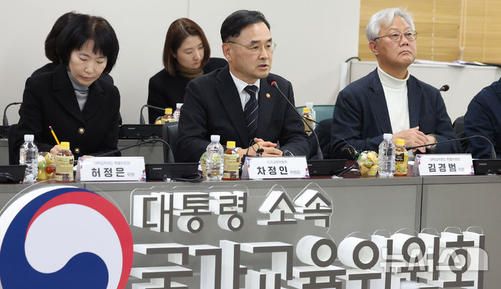 [서울=뉴시스] 추상철 기자 = 차정인 국가교육위원회 위원장이 3일 오후 서울 종로구 정부서울청사에서 열린 '대학입학제도 특별위원회 위촉식 및 제1차 회의'에서 인사말을 하고 있다. 2025.12.03. scchoo@newsis.com