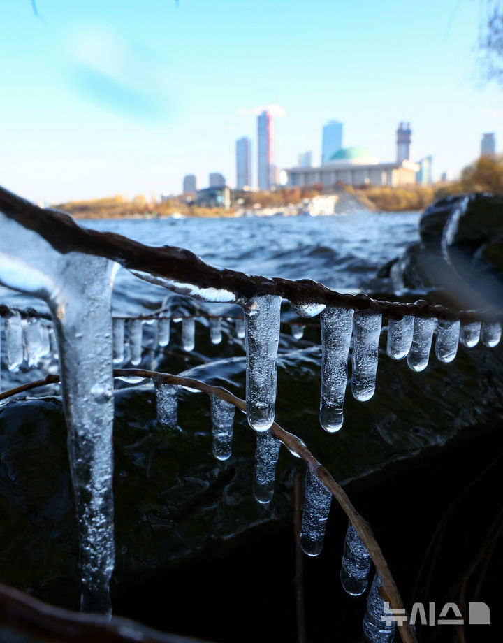 [서울=뉴시스] 황준선 기자 = 한파가 찾아온 3일 오후 서울 영등포구 한강변에 고드름이 얼어 있다. 2025.12.03. hwang@newsis.com