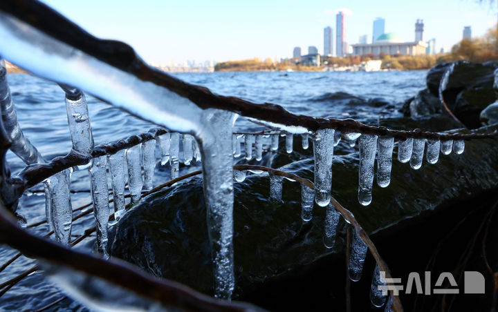 [서울=뉴시스] 황준선 기자 = 한파가 찾아온 3일 오후 서울 영등포구 한강변에 고드름이 얼어 있다. 2025.12.03. hwang@newsis.com